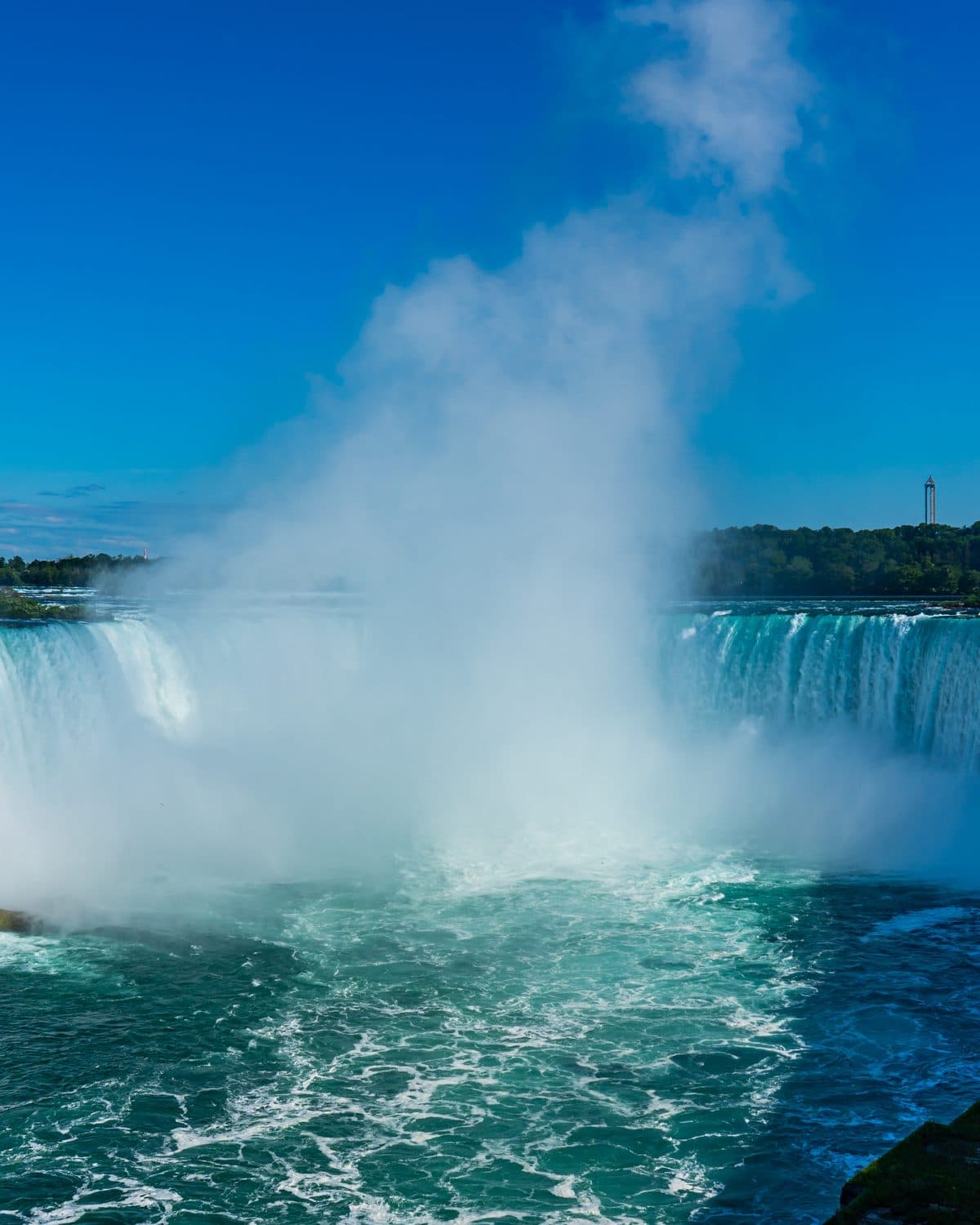 At nalı biçimindeki Niagara şelalesi ve üzerinde yükselen su buharı.